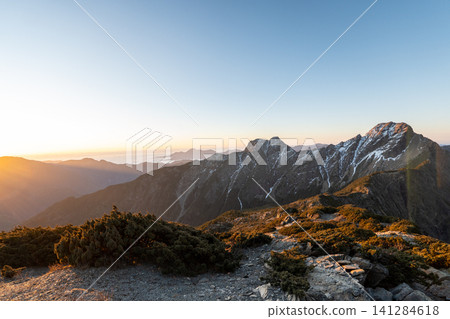 從玉山登山路線看到的風景,玉山是台灣最高峰。 從玉山登山路線看到的風景,玉山是台灣最高峰。 141284618