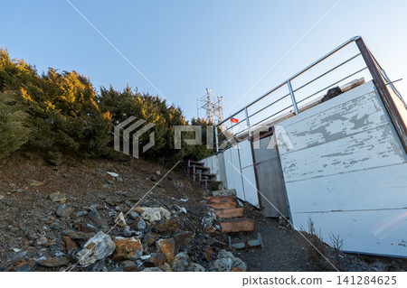 從玉山登山路線看到的風景,玉山是台灣最高峰。 從玉山登山路線看到的風景,玉山是台灣最高峰。 141284625