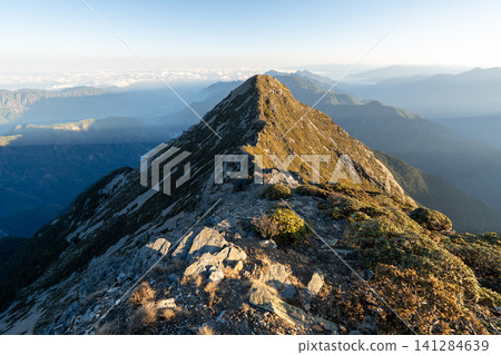 從玉山登山路線看到的風景,玉山是台灣最高峰。 從玉山登山路線看到的風景,玉山是台灣最高峰。 141284639