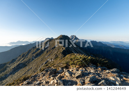 從玉山登山路線看到的風景,玉山是台灣最高峰。 從玉山登山路線看到的風景,玉山是台灣最高峰。 141284649
