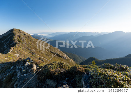 從玉山登山路線看到的風景,玉山是台灣最高峰。 從玉山登山路線看到的風景,玉山是台灣最高峰。 141284657