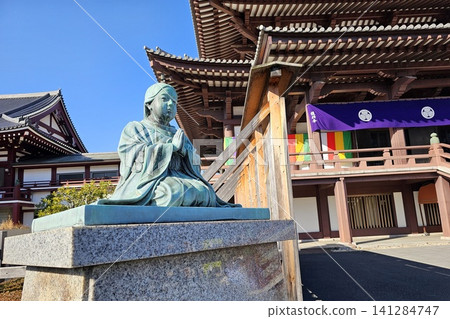 Bronze statue of a praying child at Zojoji Buddhist Temple in Minato, Tokyo. 141284747