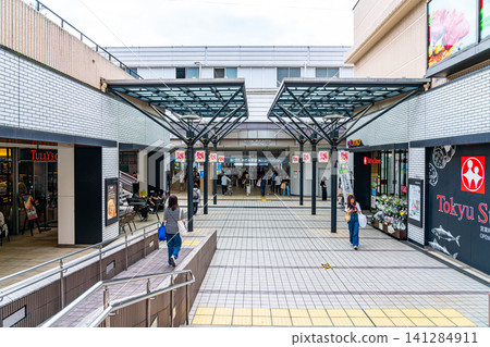 【神奈川縣】阿佐野站東出口,兩側林立著各種商店。 【神奈川縣】阿佐野站東出口,兩側林立著各種商店。 141284911
