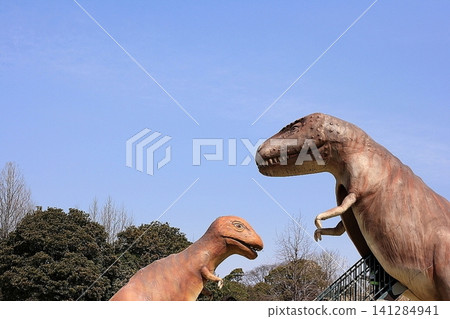 公園裡擺放著恐龍雕塑 公園裡擺放著恐龍雕塑 141284941