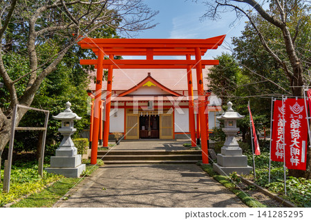 Hoki Inari Shrine: Torii gate and worship hall, Kotoura-cho, Tohaku-gun, Tottori Prefecture Hoki Inari Shrine: Torii gate and worship hall, Kotoura-cho, Tohaku-gun, Tottori Prefecture 141285295