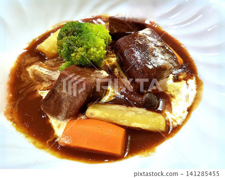 熱氣騰騰的燉牛肉 熱氣騰騰的燉牛肉 141285455