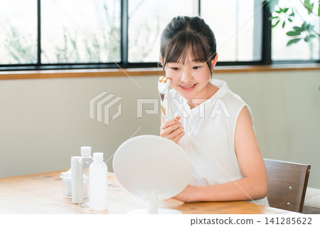 Children using facial equipment, girls, elementary school students, junior high school students, high school students Children using facial equipment, girls, elementary school students, junior high school students, high school students 141285622