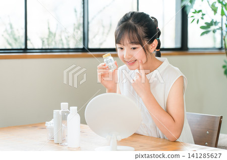 服用口服藥物的兒童、女孩、小學生、國中生(過敏、皮膚炎、過敏性皮膚炎、濕疹、皮膚科、類固醇) 服用口服藥物的兒童、女孩、小學生、國中生(過敏、皮膚炎、過敏性皮膚炎、濕疹、皮膚科、類固醇) 141285627