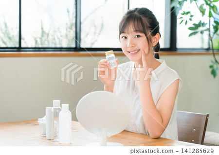 服用口服藥物的兒童、女孩、小學生、國中生(過敏、皮膚炎、過敏性皮膚炎、濕疹、皮膚科、類固醇) 服用口服藥物的兒童、女孩、小學生、國中生(過敏、皮膚炎、過敏性皮膚炎、濕疹、皮膚科、類固醇) 141285629