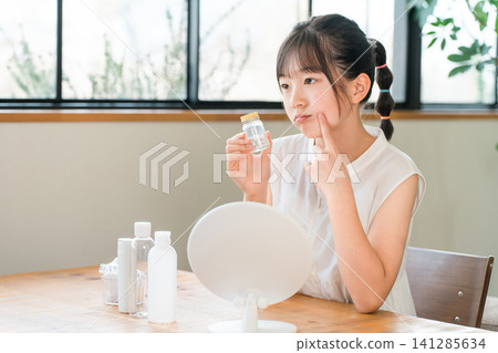 因口服藥物而困擾的兒童、女孩、小學生、國中生(過敏、皮膚炎、過敏性皮膚炎、濕疹、皮膚科) 因口服藥物而困擾的兒童、女孩、小學生、國中生(過敏、皮膚炎、過敏性皮膚炎、濕疹、皮膚科) 141285634