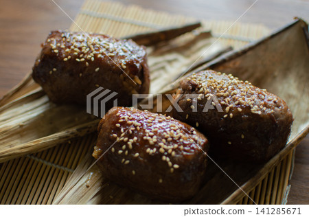 肉餡飯糰放在竹葉上;飯糰;俵型(tawaragata)飯糰 肉餡飯糰放在竹葉上;飯糰;俵型(tawaragata)飯糰 141285671