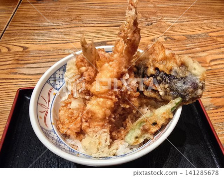 一碗天婦羅米飯,上面放著蝦子、南瓜、地瓜等多種食材。 一碗天婦羅米飯,上面放著蝦子、南瓜、地瓜等多種食材。 141285678