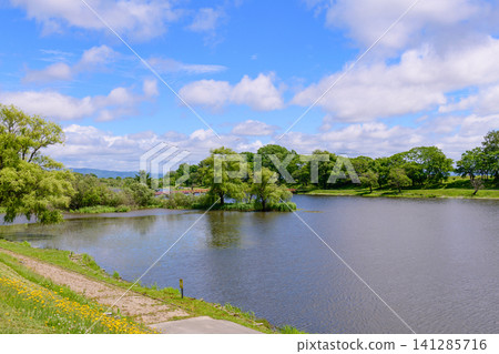 北海道中部一個寧靜的水邊公園 北海道中部一個寧靜的水邊公園 141285716