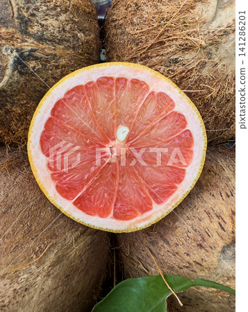 Cut grapefruit displayed at a fresh produce market Cut grapefruit displayed at a fresh produce market 141286201