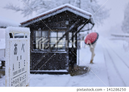 老舊的候診室裡飄著雪花 老舊的候診室裡飄著雪花 141286250