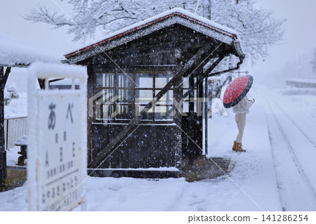 老舊的候診室裡飄著雪花 老舊的候診室裡飄著雪花 141286254
