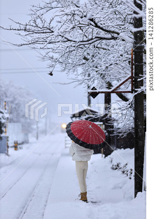 老舊的候診室裡飄著雪花 老舊的候診室裡飄著雪花 141286285