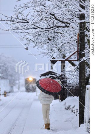 老舊的候診室裡飄著雪花 老舊的候診室裡飄著雪花 141286286
