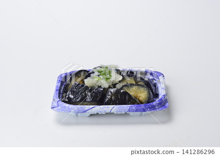 油炸茄子,佐以醬汁醃製 油炸茄子,佐以醬汁醃製 141286296