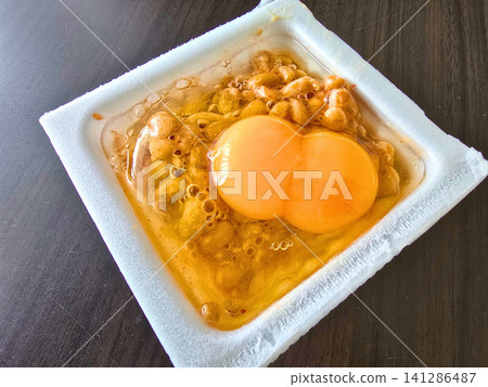 When I cracked it into the natto, it turned out to be a double-yolk egg. When I cracked it into the natto, it turned out to be a double-yolk egg. 141286487