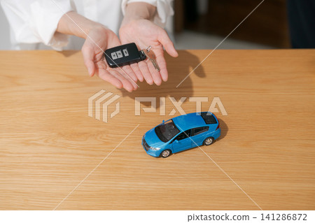 簽訂購車合約的畫面。 141286872