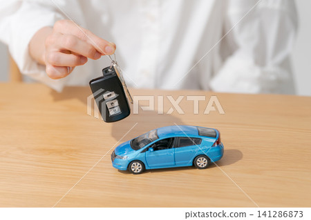 簽訂購車合約的畫面。 141286873