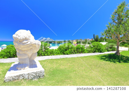 [Okinawa Prefecture] Nabee Beach and white Shisa statues in Onna Village, under clear skies. 141287108