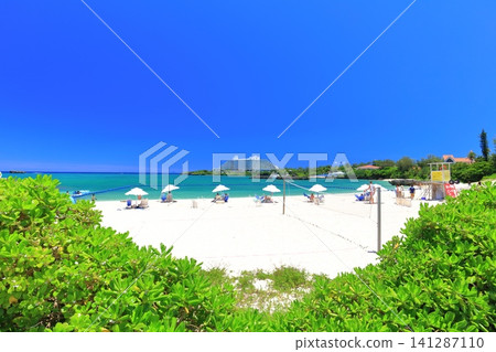 [Okinawa Prefecture] Nabee Beach, Onna Village Seaside Park, under clear skies 141287110
