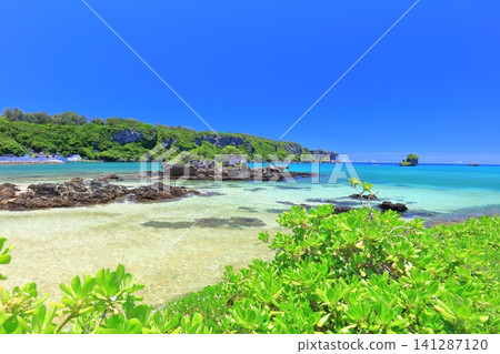 [Okinawa Prefecture] Nabee Beach and Tobira Rock in Onna Village, under a clear blue sky. 141287120