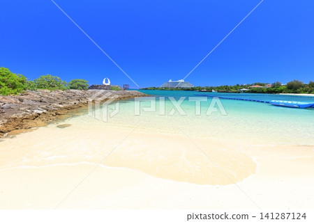 [Okinawa Prefecture] Nabee Beach and the Bell of Blessing in Onna Village, under a clear blue sky 141287124