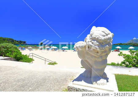 [Okinawa Prefecture] Nabee Beach and white Shisa statues in Onna Village, under clear skies. 141287127