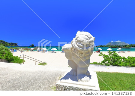 [Okinawa Prefecture] Nabee Beach and white Shisa statues in Onna Village, under clear skies. 141287128