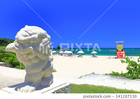 [Okinawa Prefecture] Nabee Beach and white Shisa statues in Onna Village, under clear skies. 141287130