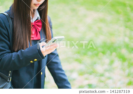 高中女生 手機 智能手機 141287319