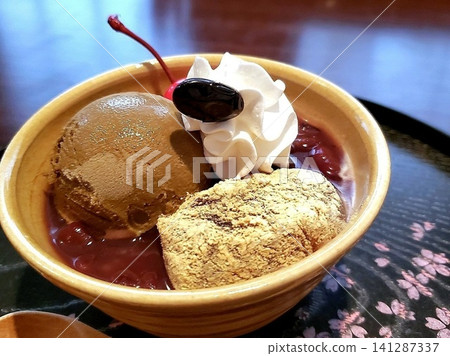 Japanese sweets: Warabi mochi and hojicha pudding à la mode, mini parfait Japanese sweets: Warabi mochi and hojicha pudding à la mode, mini parfait 141287337