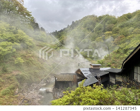 清晨，大湯溫泉阿部旅館的溫泉冒出縷縷蒸汽，構成了一幅美麗的景象。 141287345