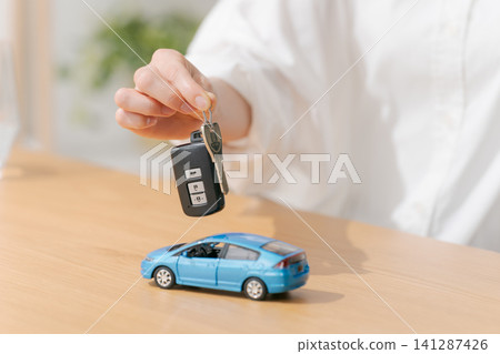 簽訂購車合約的畫面。 141287426