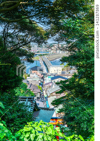 【神奈川縣】透過樹木可以看到江之島的城鎮景觀 【神奈川縣】透過樹木可以看到江之島的城鎮景觀 141287869
