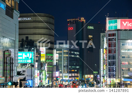 東京新宿充滿活力的夜景,以及新宿三丁目商業設施密集的城市景觀。 東京新宿充滿活力的夜景,以及新宿三丁目商業設施密集的城市景觀。 141287891