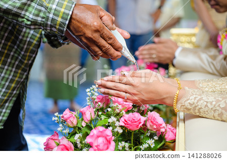 pouring holy water in thai wedding 141288026