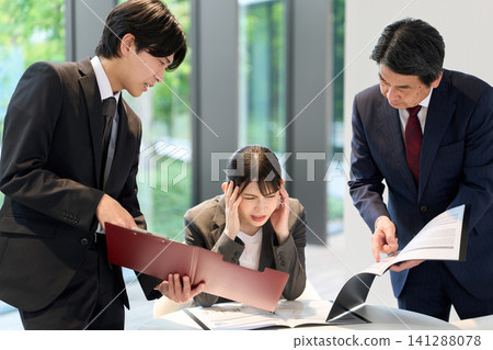 Businesswomen who feel pressure from their superiors and subordinates Businesswomen who feel pressure from their superiors and subordinates 141288078