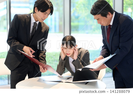 Businesswomen who feel pressure from their superiors and subordinates Businesswomen who feel pressure from their superiors and subordinates 141288079
