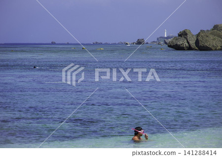 標題:宮古島吉野海灘:浮潛者與燈塔 標題:宮古島吉野海灘:浮潛者與燈塔 141288414