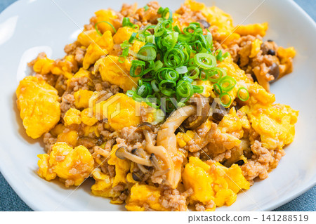麻婆蛋:中式炒蛋,配上肉末和蟹味菇。 麻婆蛋:中式炒蛋,配上肉末和蟹味菇。 141288519