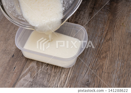 The process of making soy milk butter and its completion. The process of making soy milk butter and its completion. 141288622