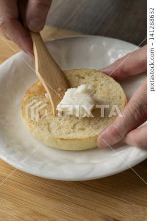 The process of making soy milk butter and its completion. The process of making soy milk butter and its completion. 141288632