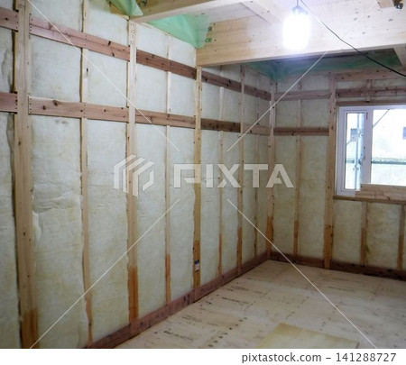 一處新建工地，木屋的牆壁內已安裝了玻璃棉保溫材料。 141288727