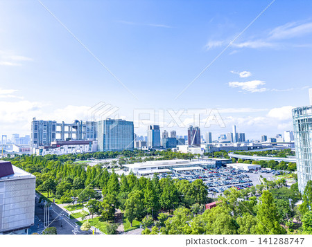 台場的城市景觀和廣闊的藍天:陽光明媚的夏日全景。 台場的城市景觀和廣闊的藍天:陽光明媚的夏日全景。 141288747