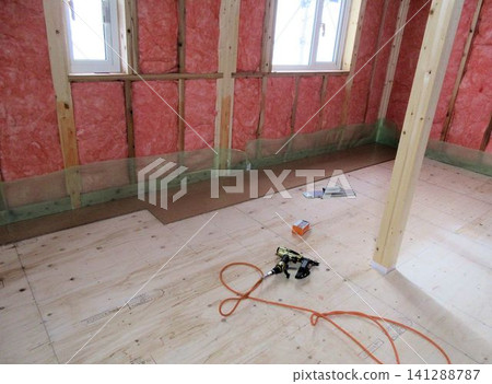 新建木屋工地,室內和地板下均已安裝隔熱材料。 新建木屋工地,室內和地板下均已安裝隔熱材料。 141288787