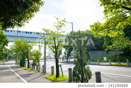 在陽光明媚的日子裡，城市景觀盡收眼底，道路和高架鐵路被鬱鬱蔥蔥的綠植環繞。 141288898